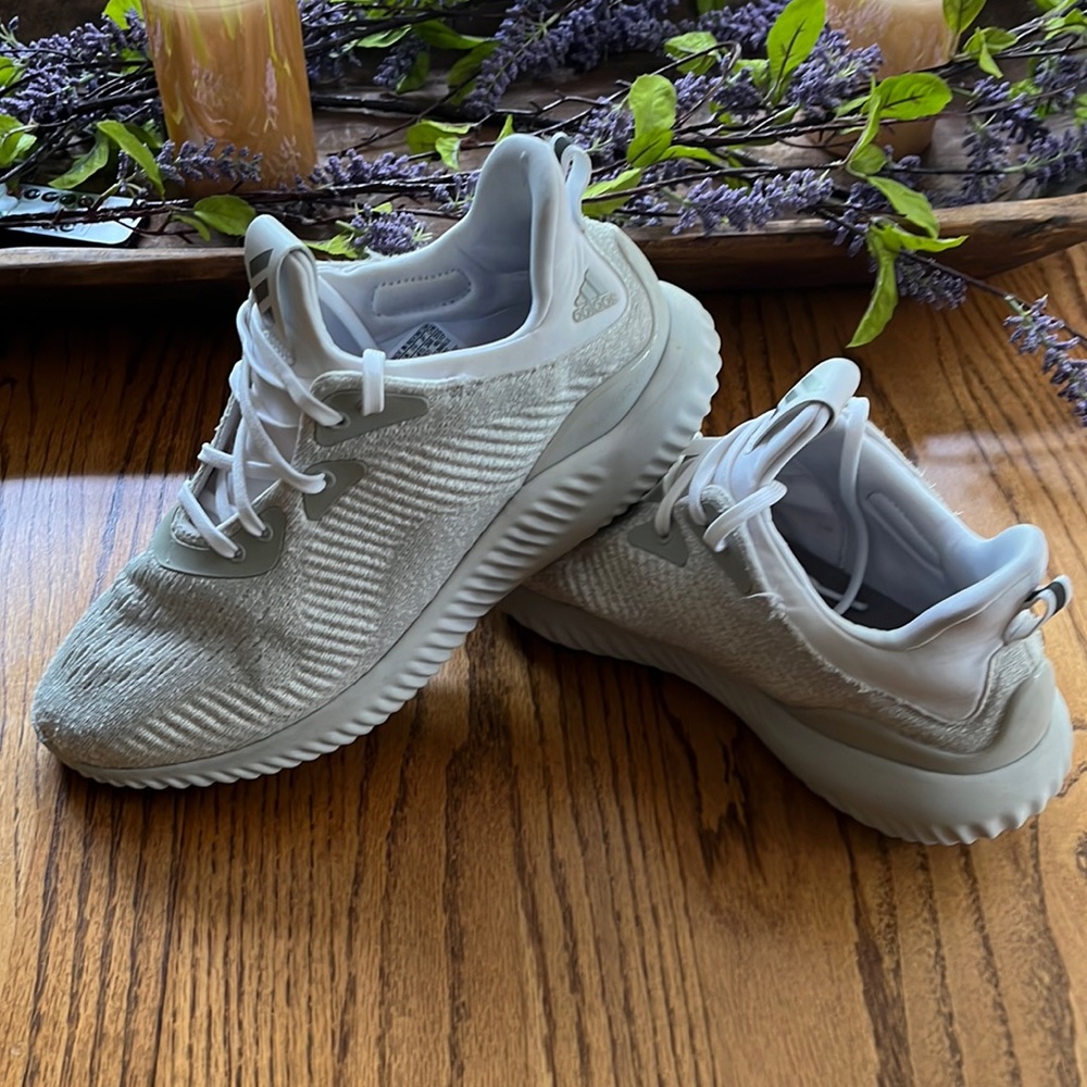 Adidas Bounce Tennis shoes. Great condition! Make sure you look at all pics